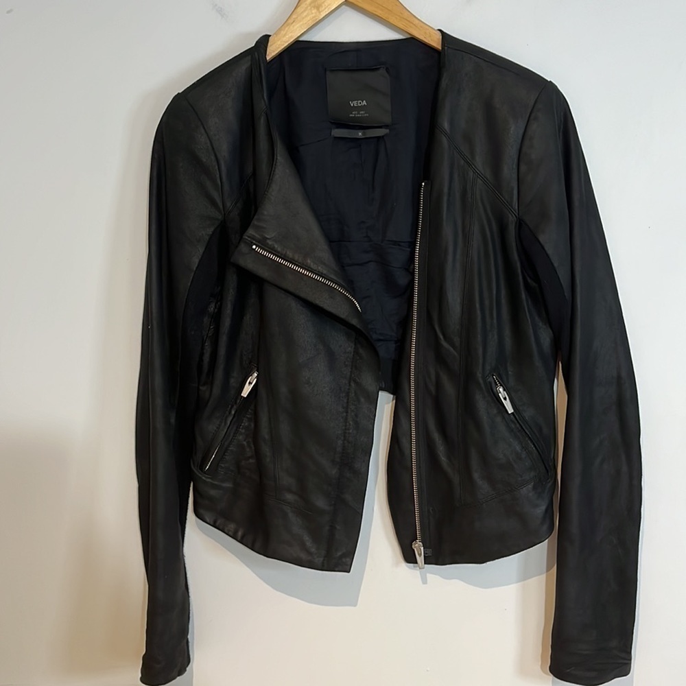 VEDA matte leather Moto jacket/stretch ribbed detail under arms size medium